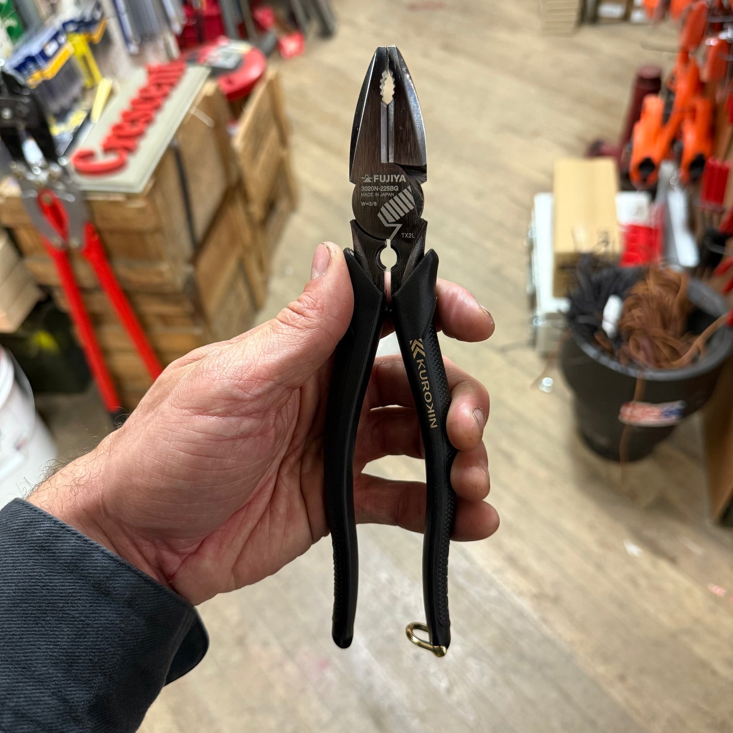 Fujiya Kurokin 9" High leverage Power Pliers w/ Deburring Function and End Ring (3020N-225BG)