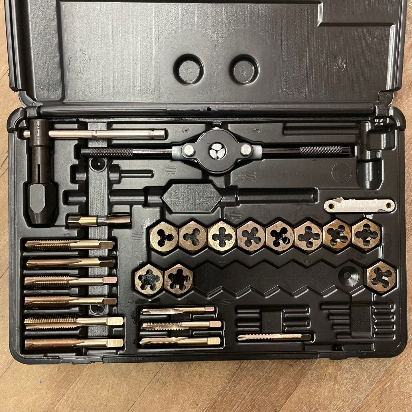 Tap & Die Set Pipe (Straight Flute), Spiral Point Hex, 1/8" 27 (35173)