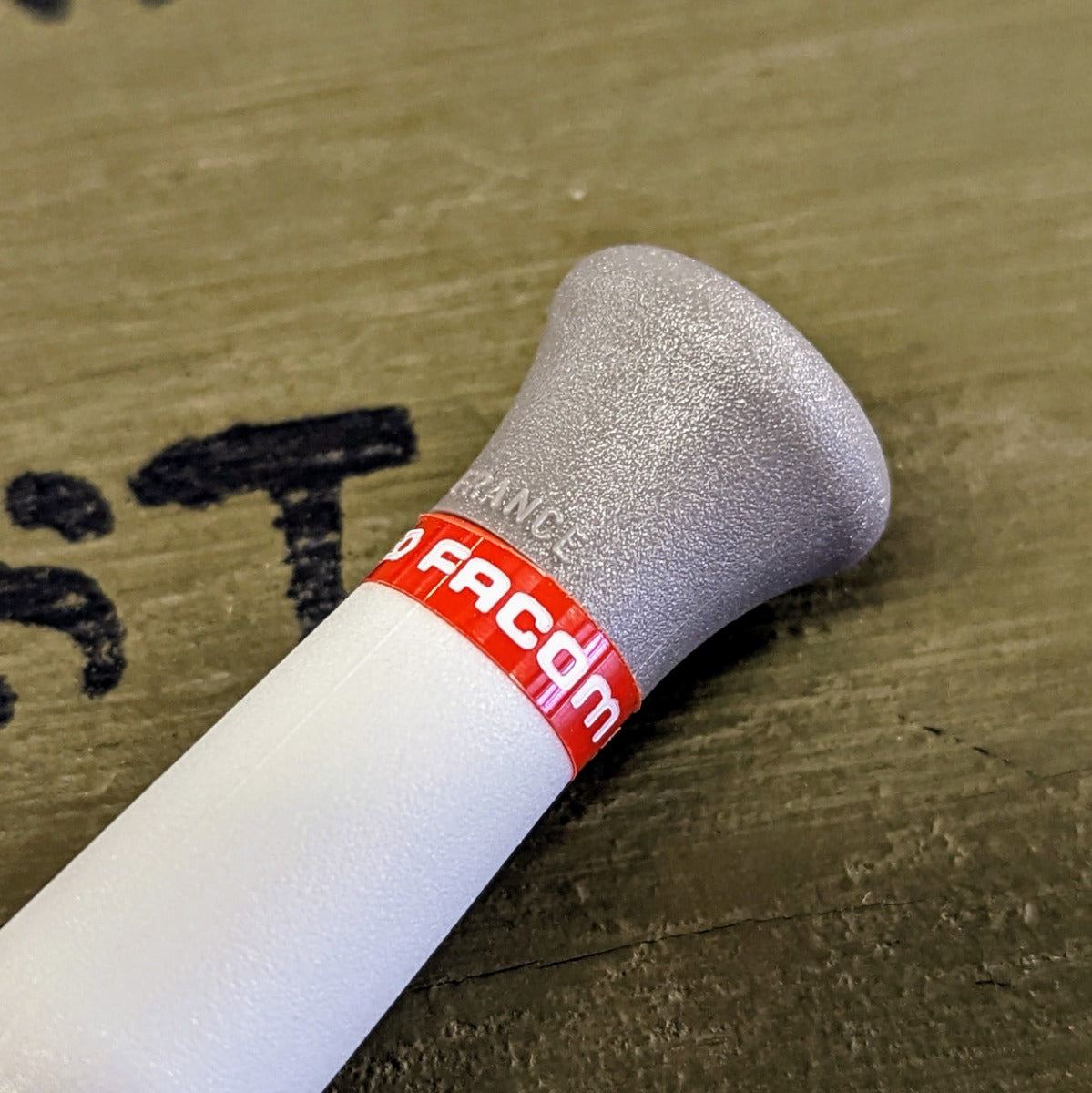 Facom Ceramic Slotted Screwdriver (AEMC.2,6)