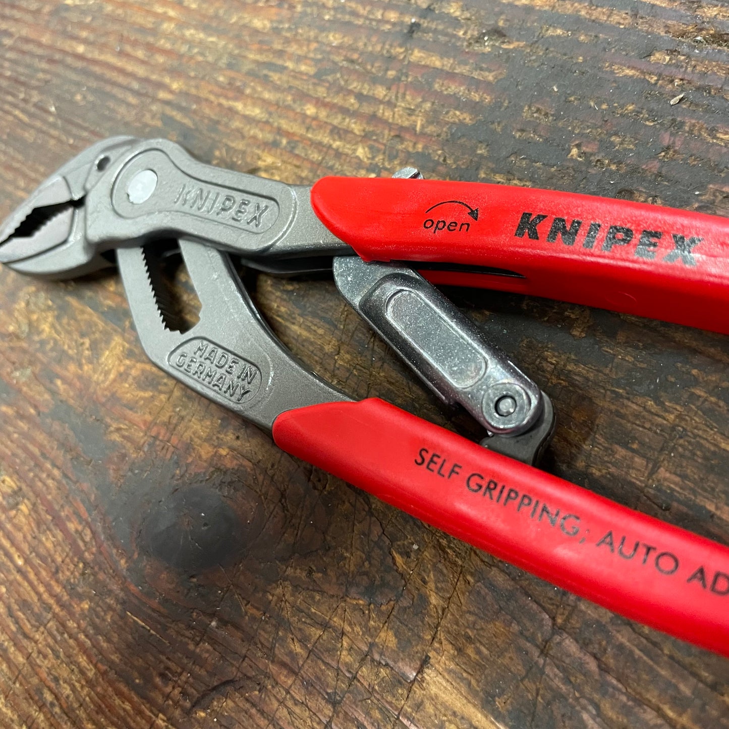 Knipex 10" SmartGrip Locking Water Pump Pliers w/ Automatic Adjustment (8501250)