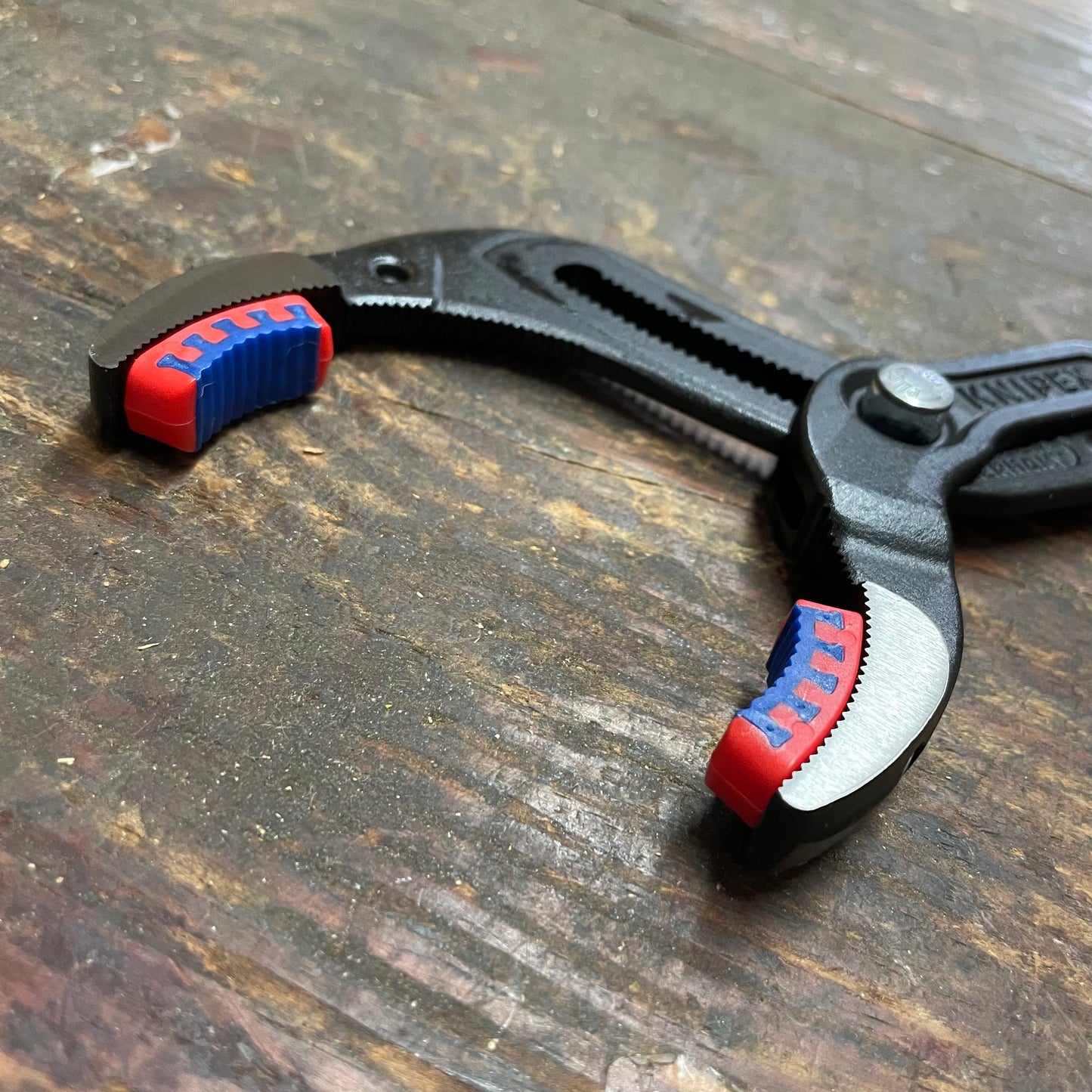 Knipex 10" Pipe Gripping Pliers w/ Replaceable Jaw Pads (8111250)