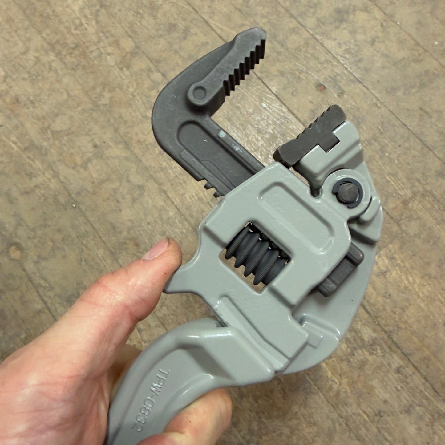 TOP Vertical Wide Pipe Wrench (TPW-0832)