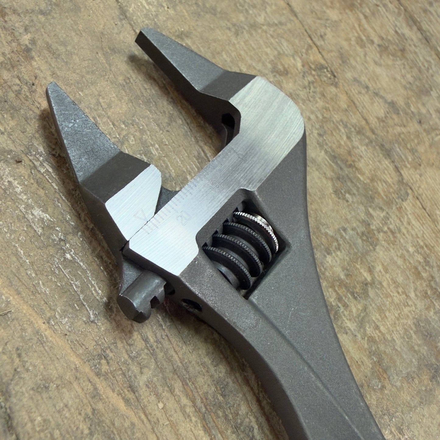 Top 224mm Thin Exact Bent Wrench - 24mm max opening (HT-24)