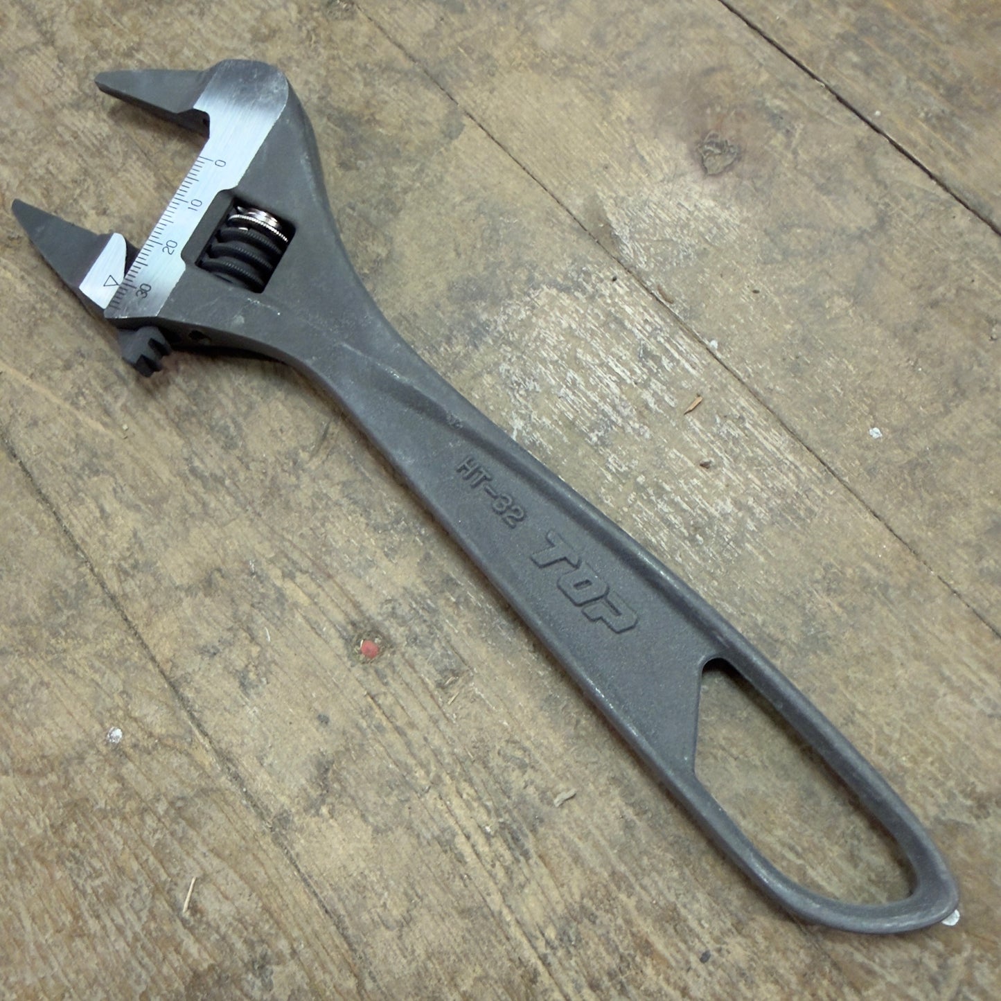 Top 224mm Thin Exact Bent Wrench - 32mm max opening (HT-32)