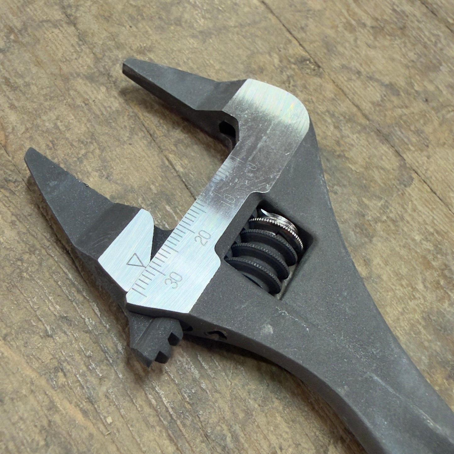 Top 224mm Thin Exact Bent Wrench - 32mm max opening (HT-32)
