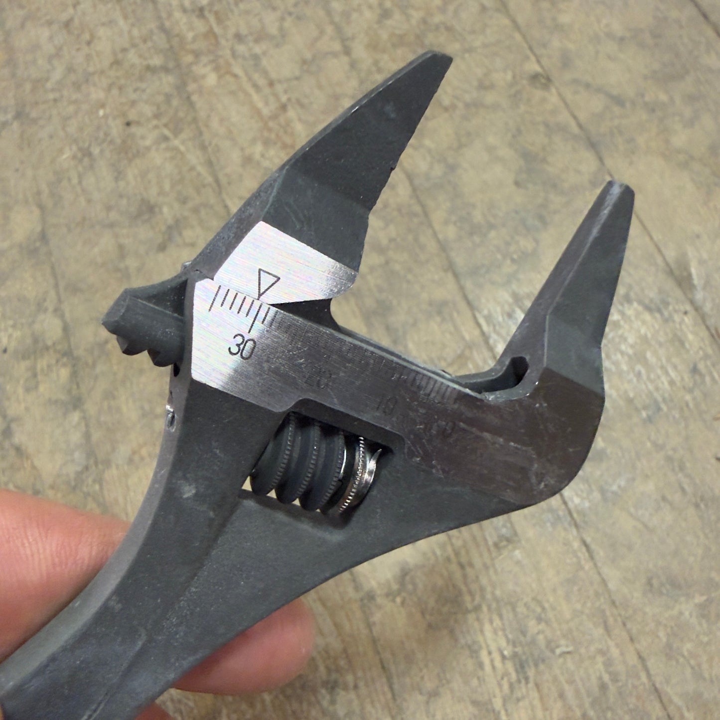 Top 224mm Thin Exact Bent Wrench - 32mm max opening (HT-32)