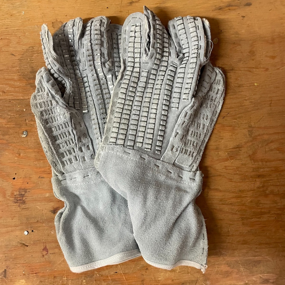 Hawkeye Barbed Wire Gloves (8415-00-926-1674) – Harry J. Epstein Co.
